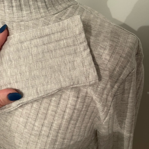 Cropped mock collar top - Picture 2 of 4